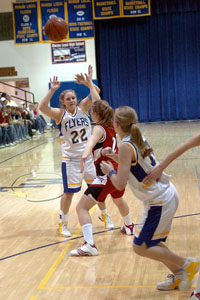 Marion's Kelli Stucke, 22, lofts a pass to teammate Maria Moeller. Stucke scored 13 points to help the Flyers go to 9-0.<br>dailystandard.com
