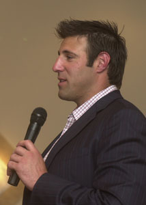 Former Ohio State football standout and current linebacker for the New England Patriots, Mike Vrabel talks to members of the Mercer County chapter of The Ohio State University Alumni Association at Romer's in Celina on Wednesday night.<br></br>dailystandard.com