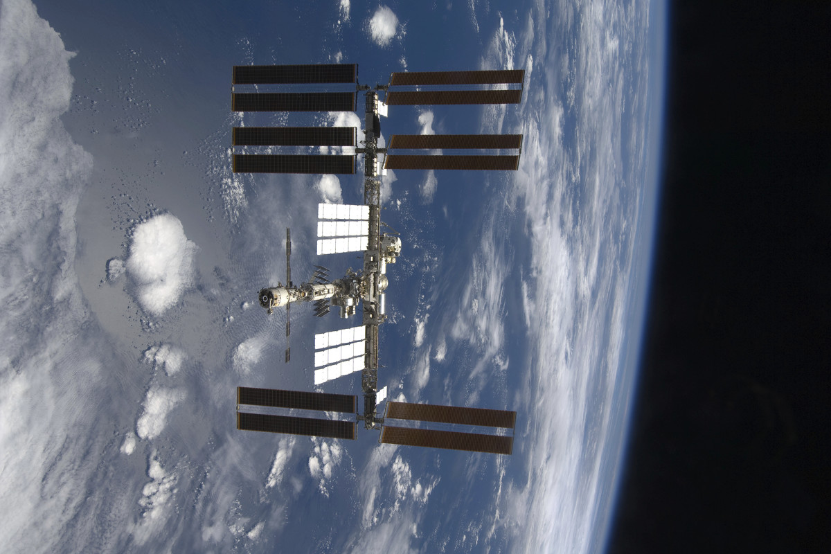 Спутник в 2 6. Планета земля Роскосмос фото. МКС рисунок реалистичный.