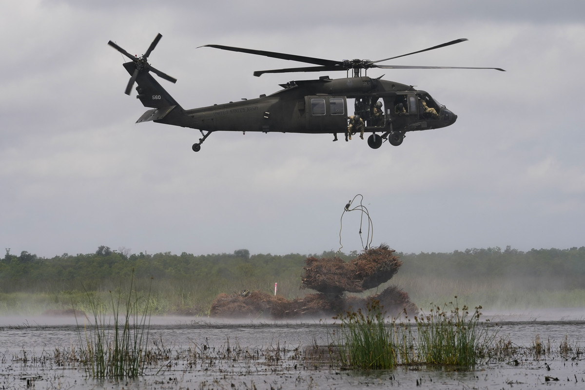 Illinois Army National Guard Uh-60 Blackhawk Helicopter Hawaiian