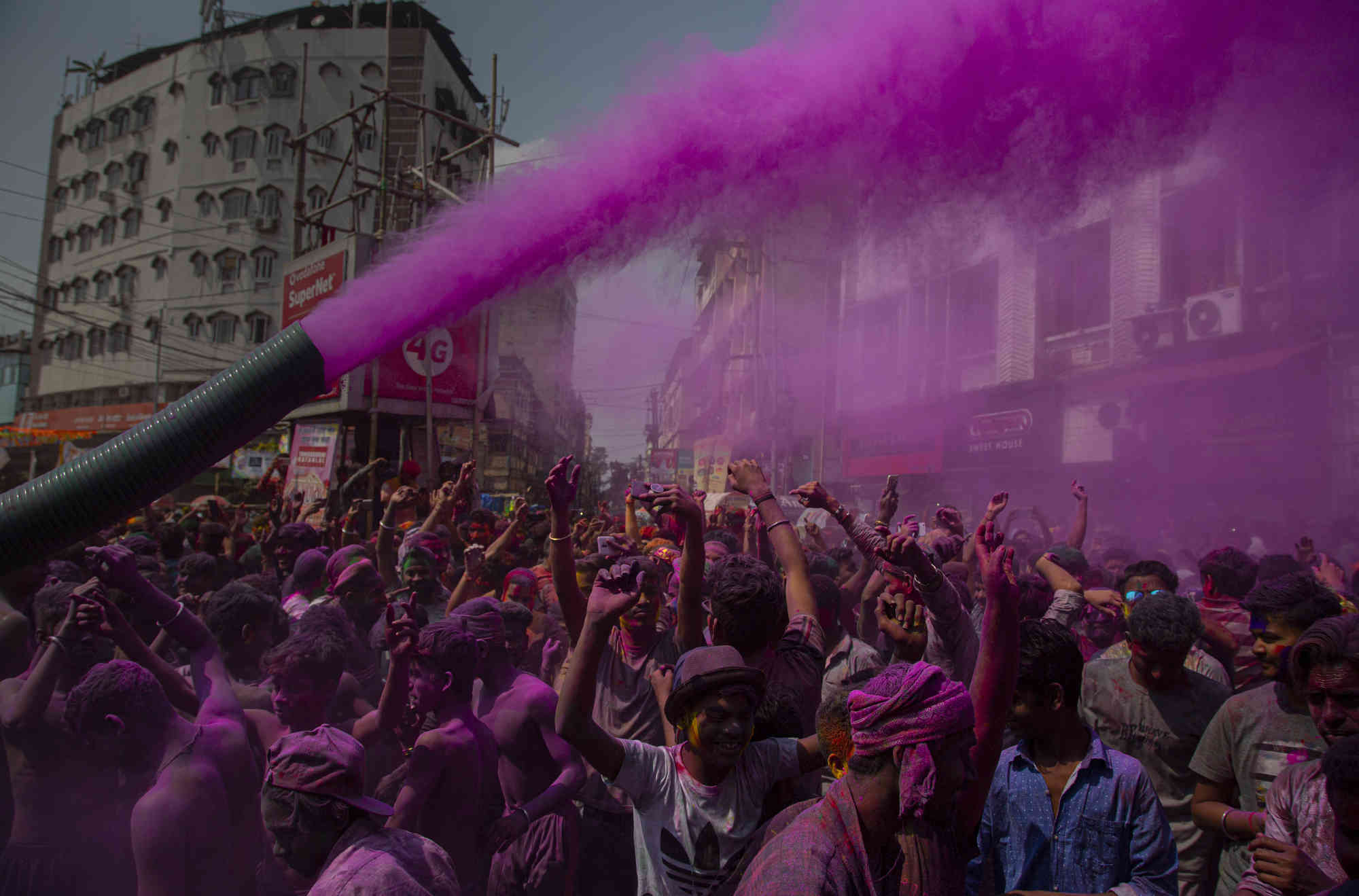 Новости холе. Праздник красок Холи в Индии. Индийский фестиваль красок. Фестиваль осыпают цветными красками.