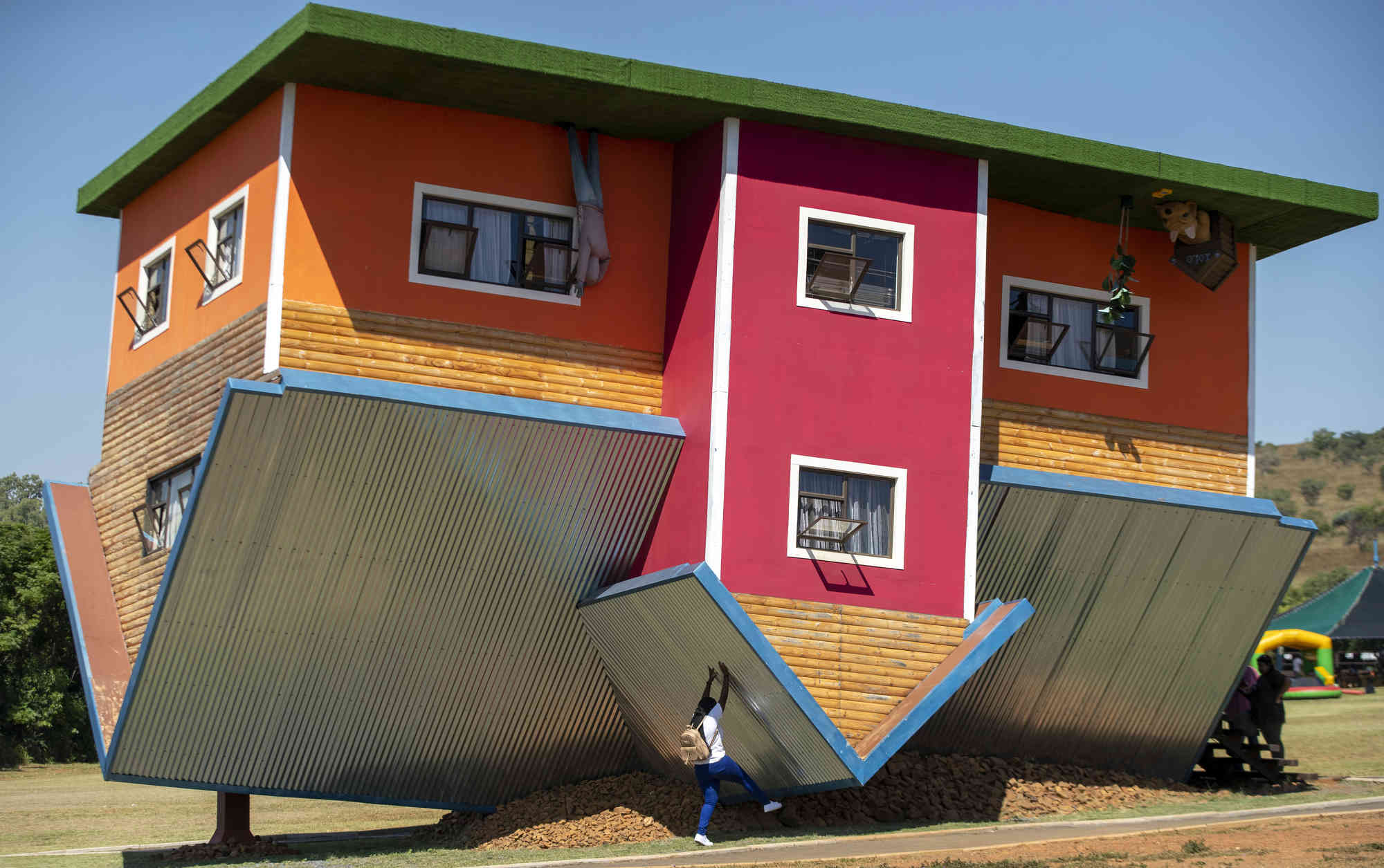 Down house. Перевернутый дом (upside down House). Шимбарк, Польша. Дом вверх дном, Трассенхайде, Германия. Дом вверх дном в Крыму. Дом вверх дном Красноярск роев ручей.