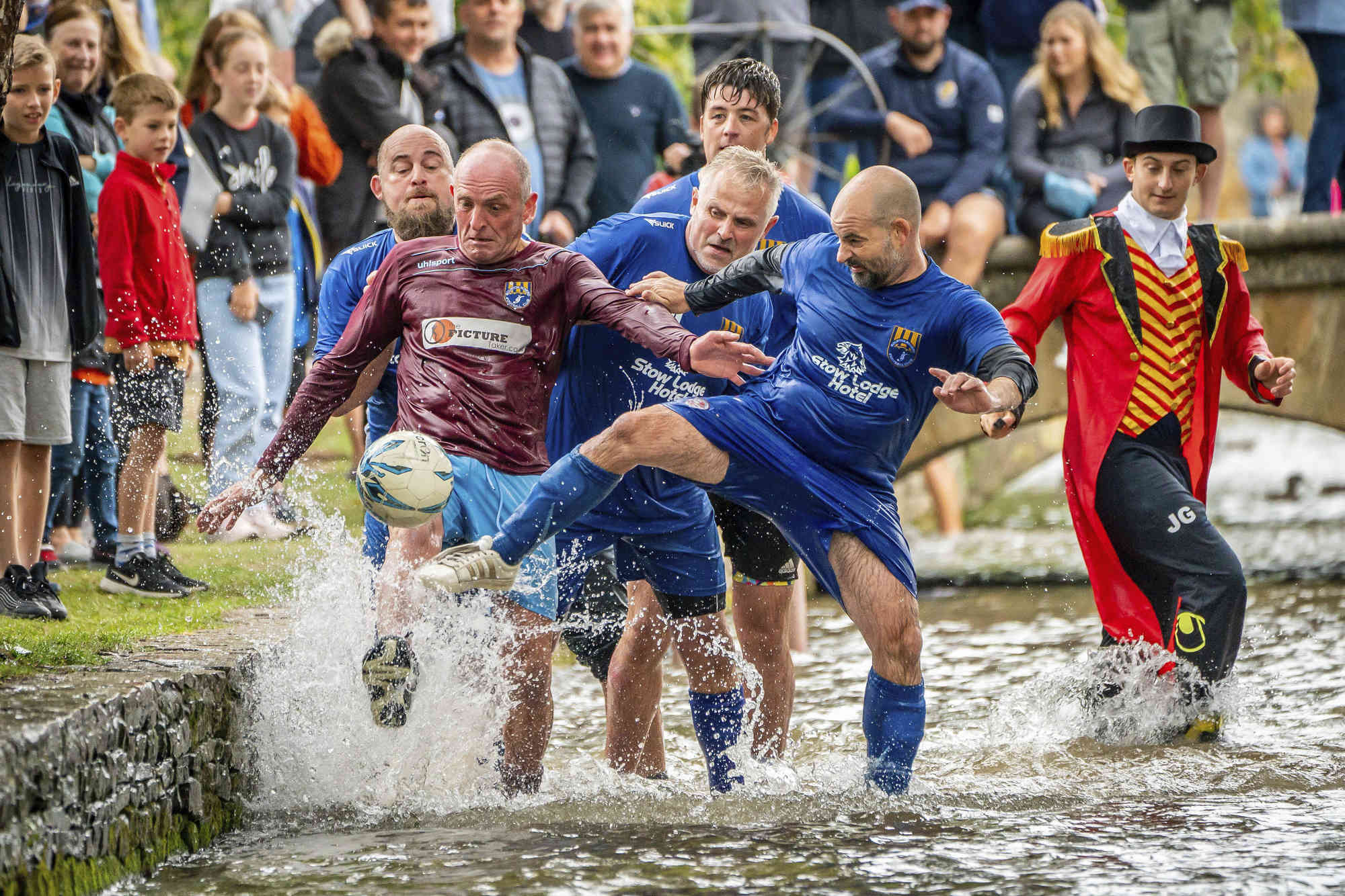 Ривер матч. Футбол на воде. Футбол у реки. Football Player Drink Water. Костров играет футбол на воде.